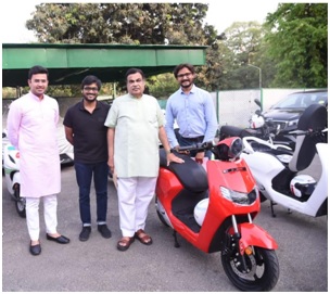 From L-R: Mr. Tejasvi Surya, Member of Parliament, Bengaluru South, Mr. Vivekananda Hallekere, Co-founder and CEO, Bounce, Mr. Nitin Gadkari, Minister of Road Transport and Highways, Government of India and Mr. Anil Giri Raju, Co-founder and COO, Bounce