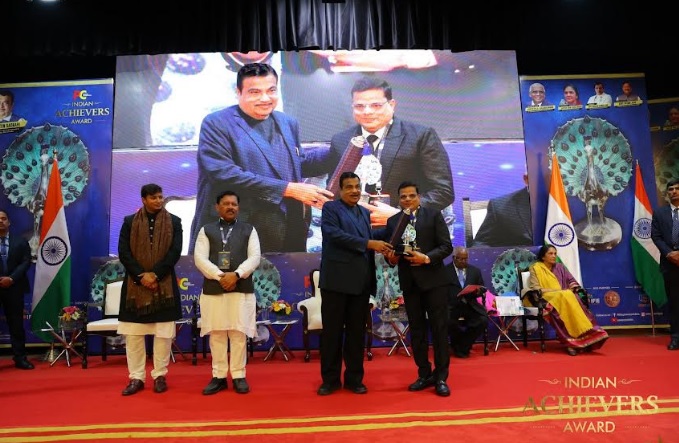 Chairman of Mangal Credit & Fincorp Ltd. Awarded with Indian Achiever's Award 2023 by Union Minister Mr. Nitin Gadkari
