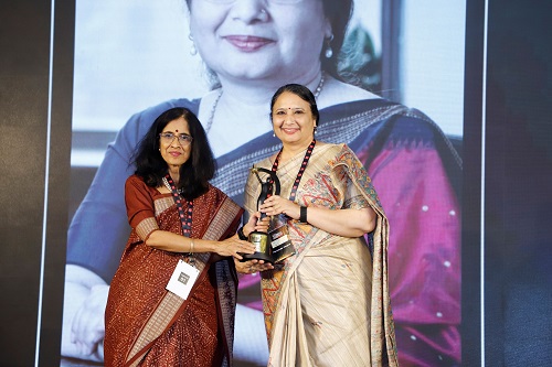 Smt. Parminder Chopra, Director (Finance) and CMD (Addl. Charge), PFC Honored with “Finance Leader of the Year” Award