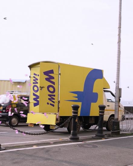 Flipkart's Truck Accidentally Unleashes a Money Shower in Mumbai's Streets