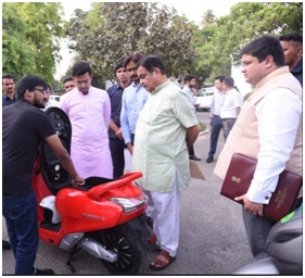 Mr. Vivekananda Hallekere showcasing battery swapping benefits to Honourable Minister, Mr. Nitin Gadkari and Mr. Tejasvi Surya. They further discussed about EV policy, its implications for India's future and how Bounce can contribute majorly on the EV revolution